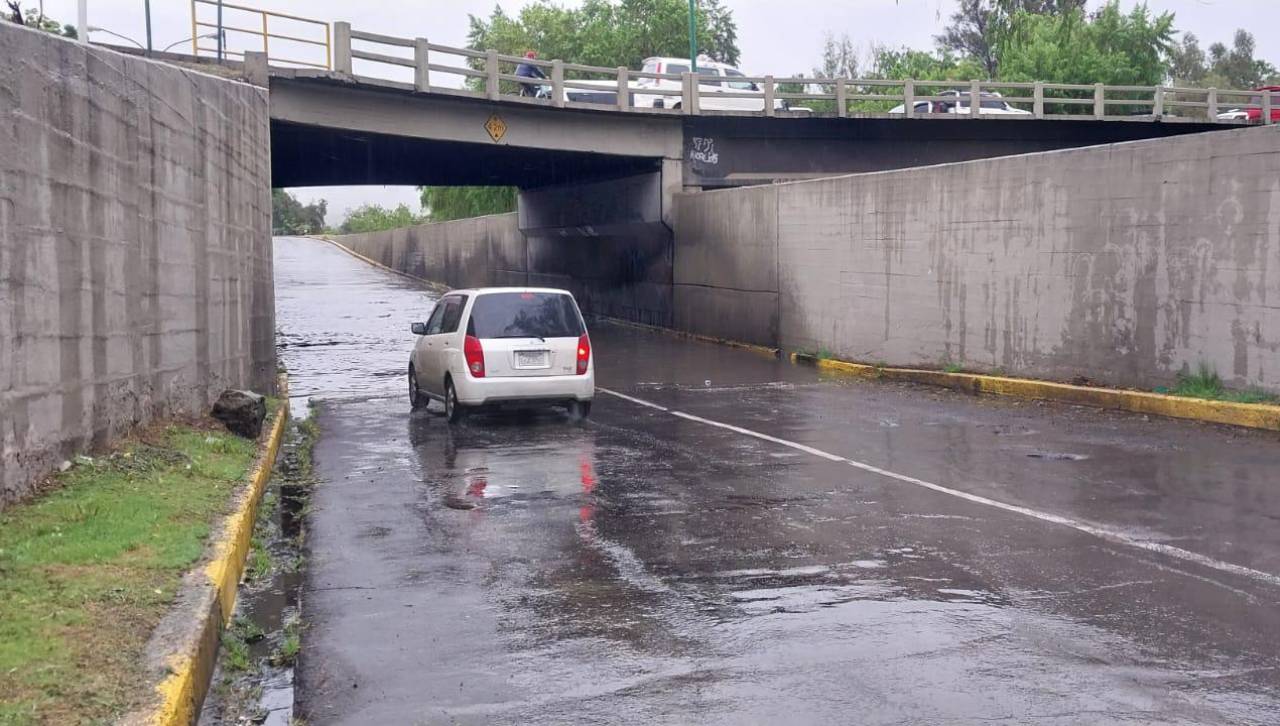 Persistente lluvia dejó anegadas varias calles y avenidas en Cochabamba