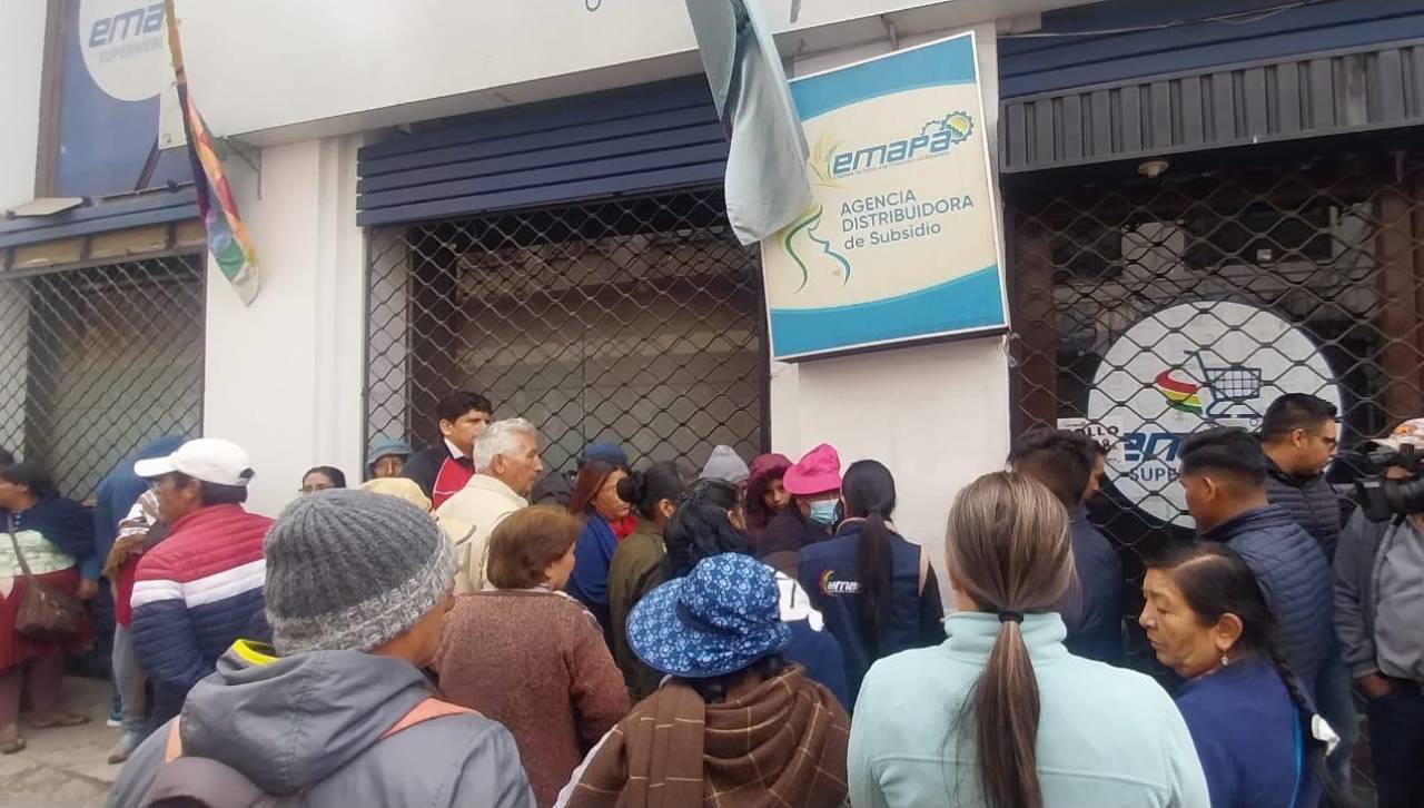 No llegó aceite a oficinas de Emapa Cochabamba y un grupo de personas protestó afuera de las instalaciones