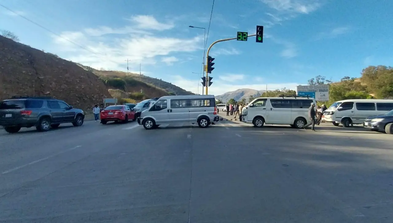 Transportistas de Cochabamba bloquean las rutas al oriente y al occidente en demanda de combustible