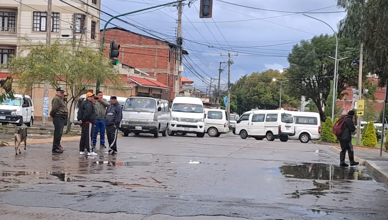 Transporte Libre de Cochabamba instala bloqueos en la ciudad en rechazo al DS 5503