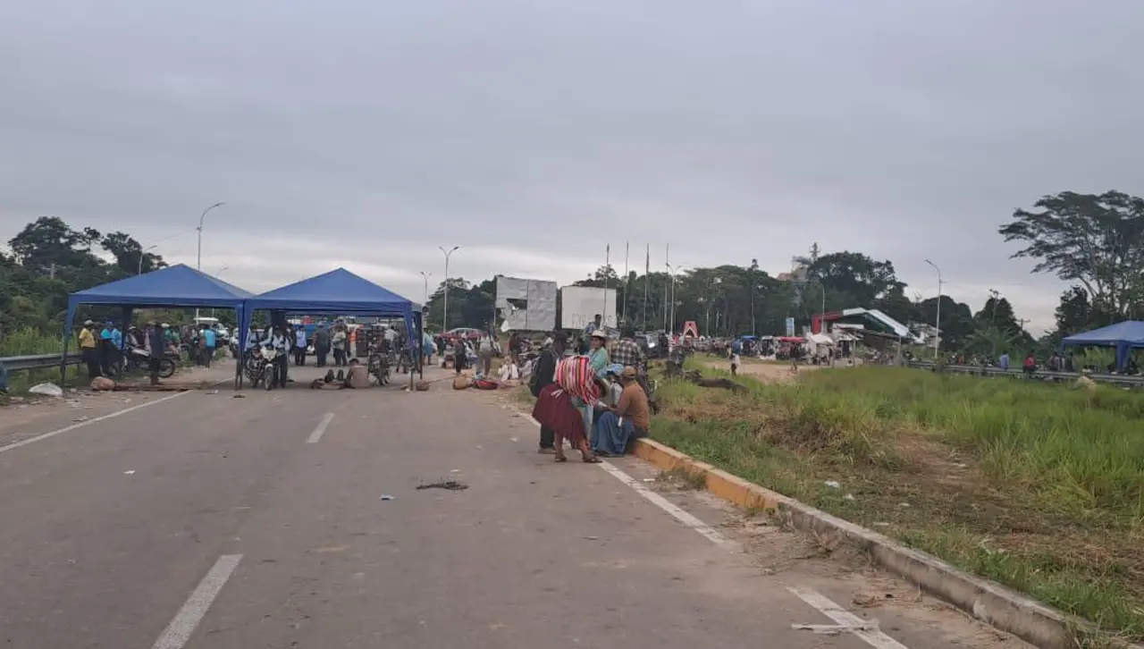 “Hacen bloqueo de todo y perjudican”: pasajeros caminan y gastan en transbordos por los bloqueos 