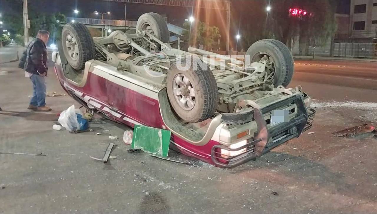 Vehículo da un vuelco de campana tras ser impactado por otro motorizado, hay un herido