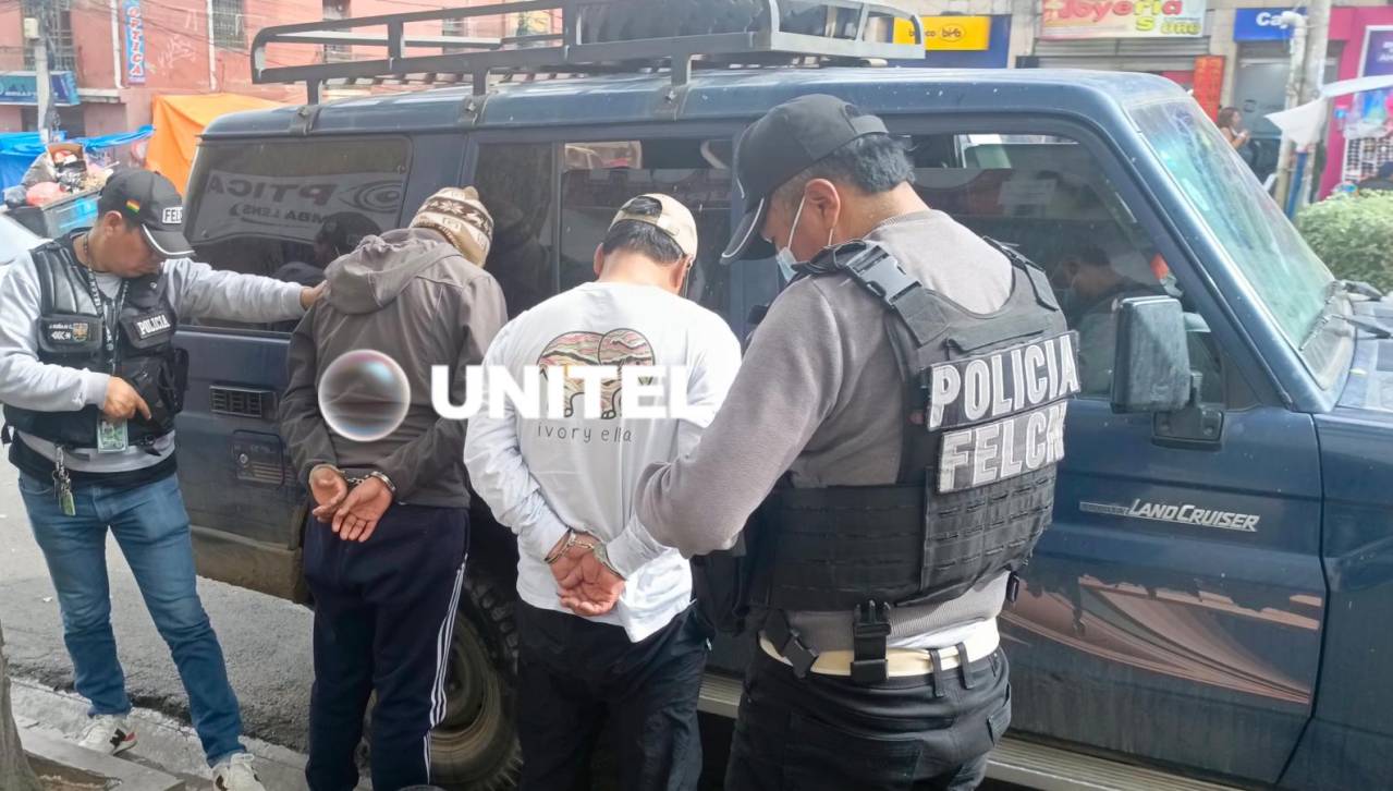 La Paz: Policía interviene a dos hombres con ‘ladrillos’ de cocaína cerca de feria navideña en la plaza Eguino