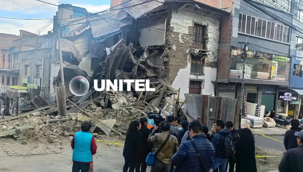 Video: El impactante momento cuando una casa antigua se desploma en la ciudad de La Paz