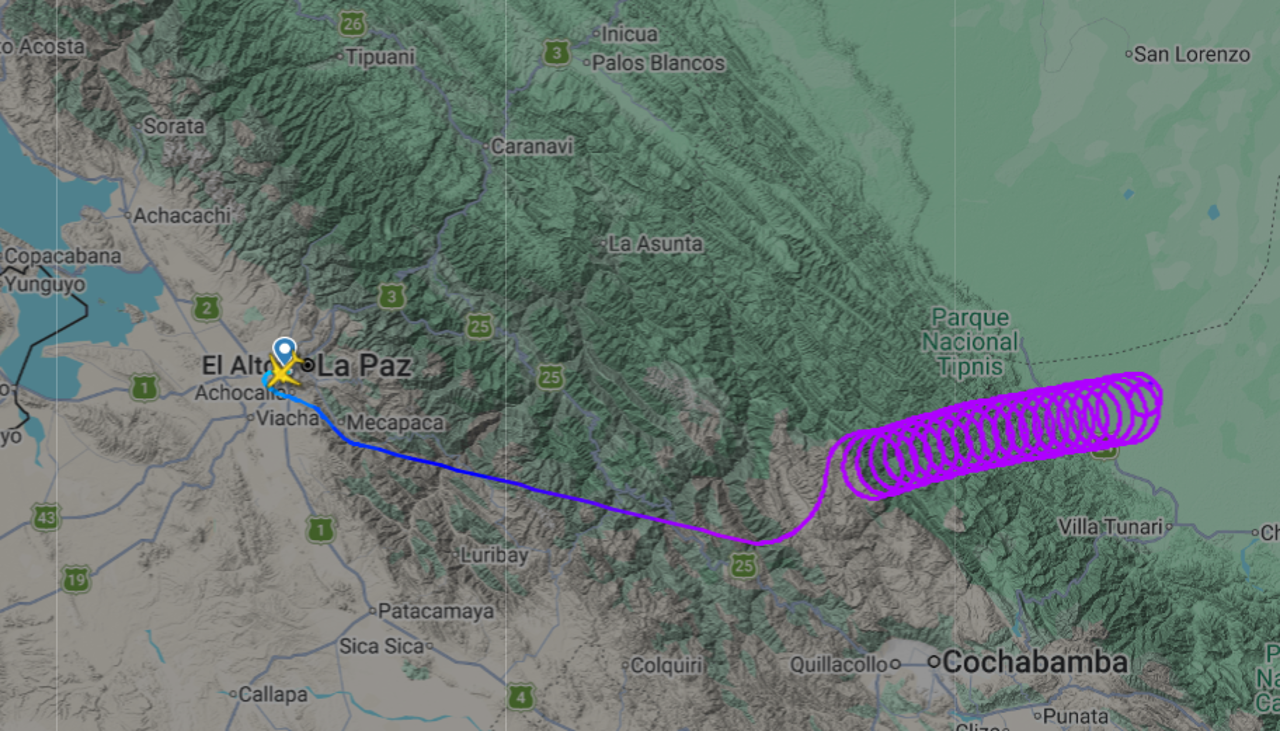 Reportan que una aeronave sobrevolaba de manera irregular en Cochabamba y perdió contacto con la torre de control 