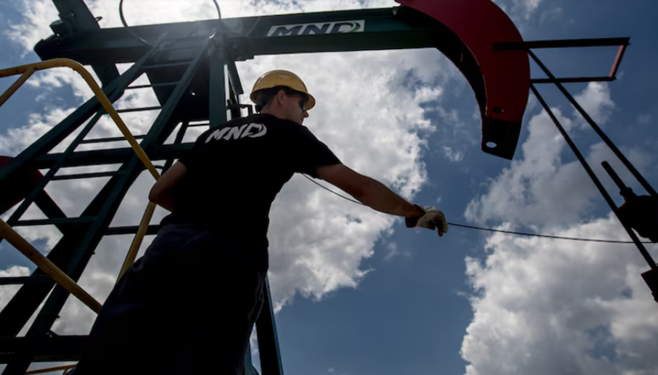 El precio del petróleo cae 10% tras anuncio de la reapertura de Ormuz