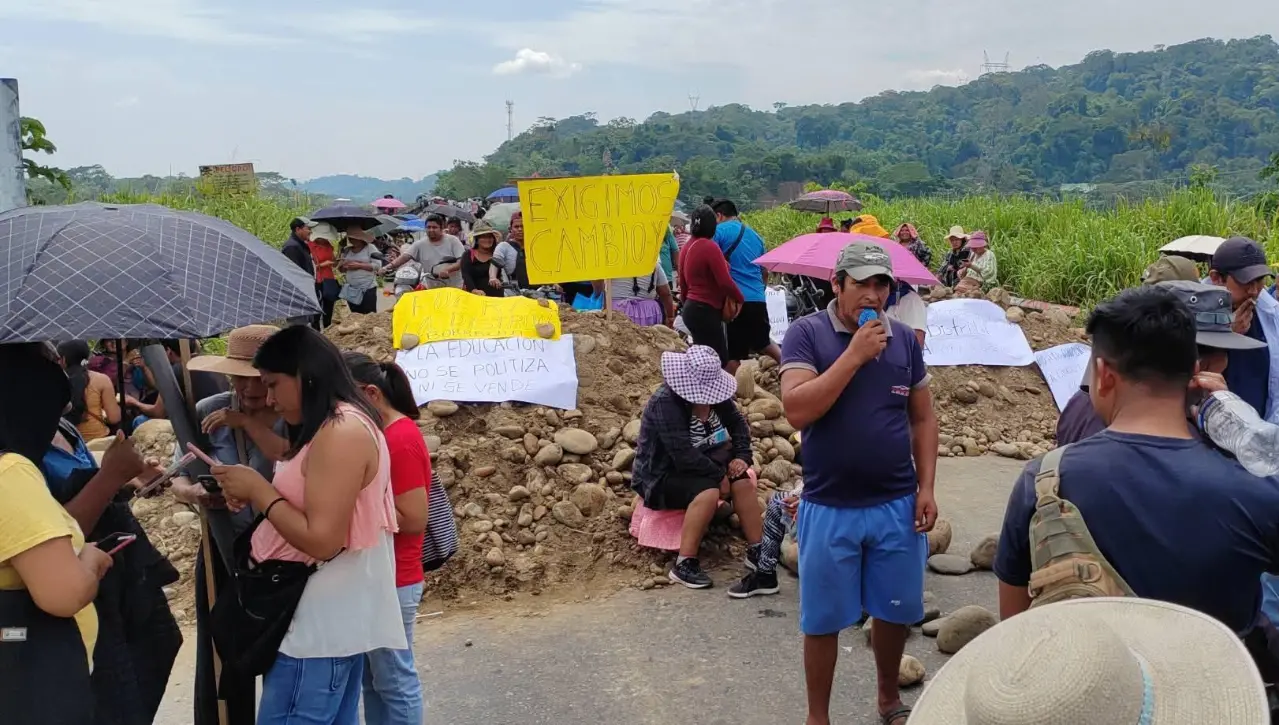 Padres bloquean la ruta nueva Cochabamba – Santa Cruz; exigen la destitución de la directora distrital de Educación de Chimoré