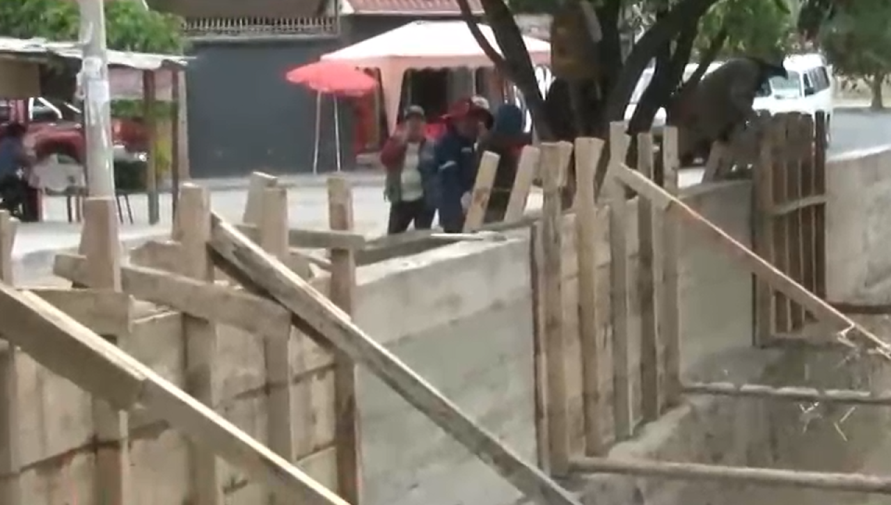 Vecinos instalan barricadas y un muro de contención ante riesgo de inundaciones al sur de Cochabamba 