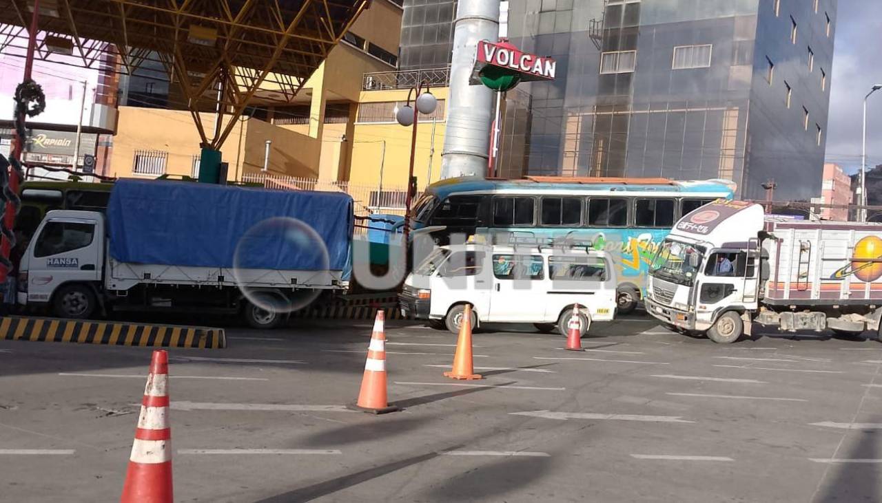 Persisten filas en surtidores de La Paz y Cochabamba en busca de combustible tras el feriado de Navidad