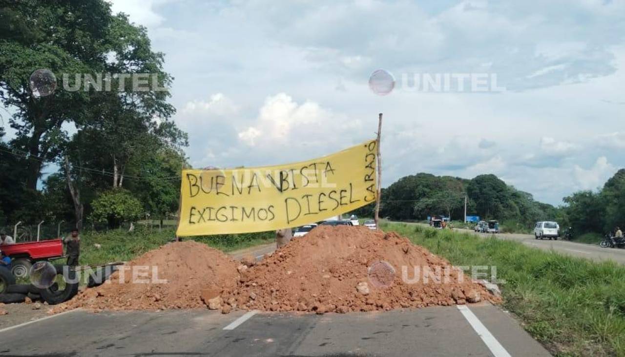 Carretera nueva Santa Cruz - Cochabamba está bloqueada en Buena Vista por falta de diésel 