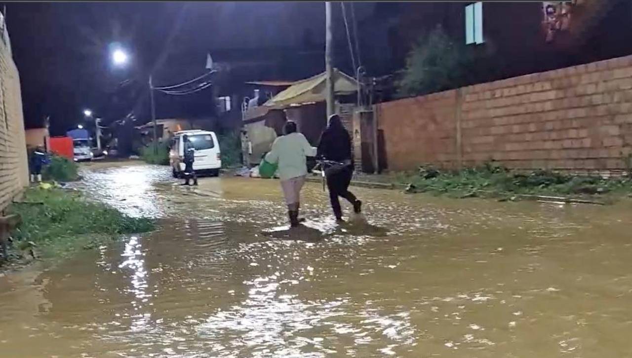 Un río se desbordó tras las lluvias e inundó calles y viviendas en la zona sur de Cochabamba