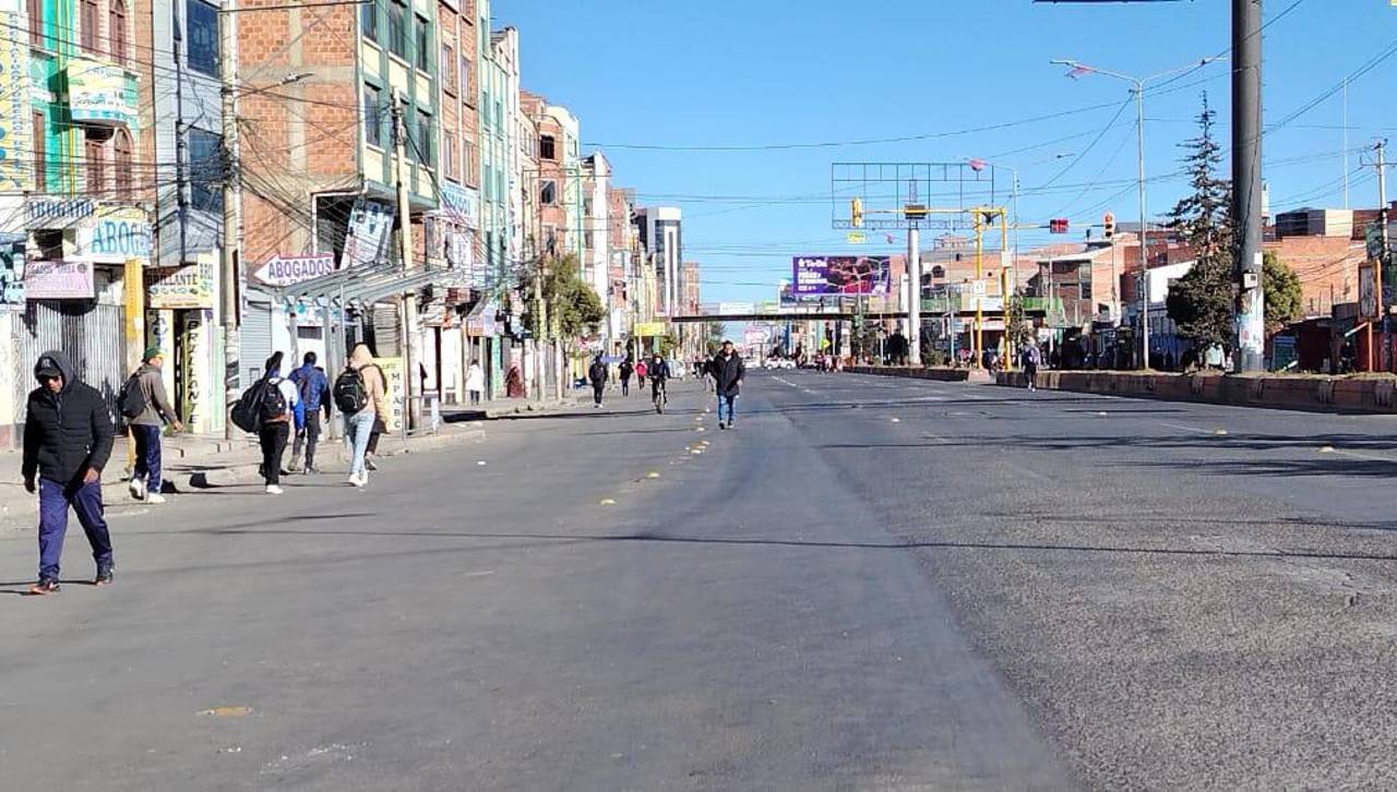 Los bloqueos no cesan en El Alto y los choferes comienzan un paro indefinido