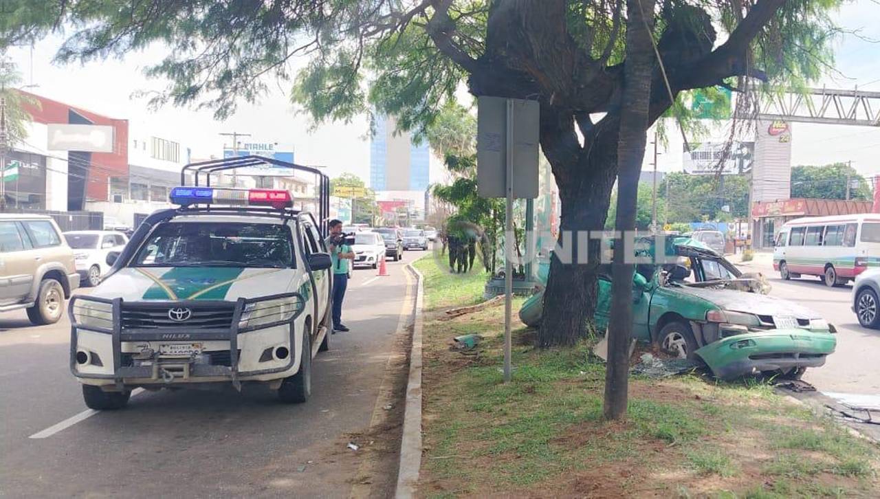 Persecución policial termina con un auto chocado y sobre el camellón de la av. Cristo Redentor