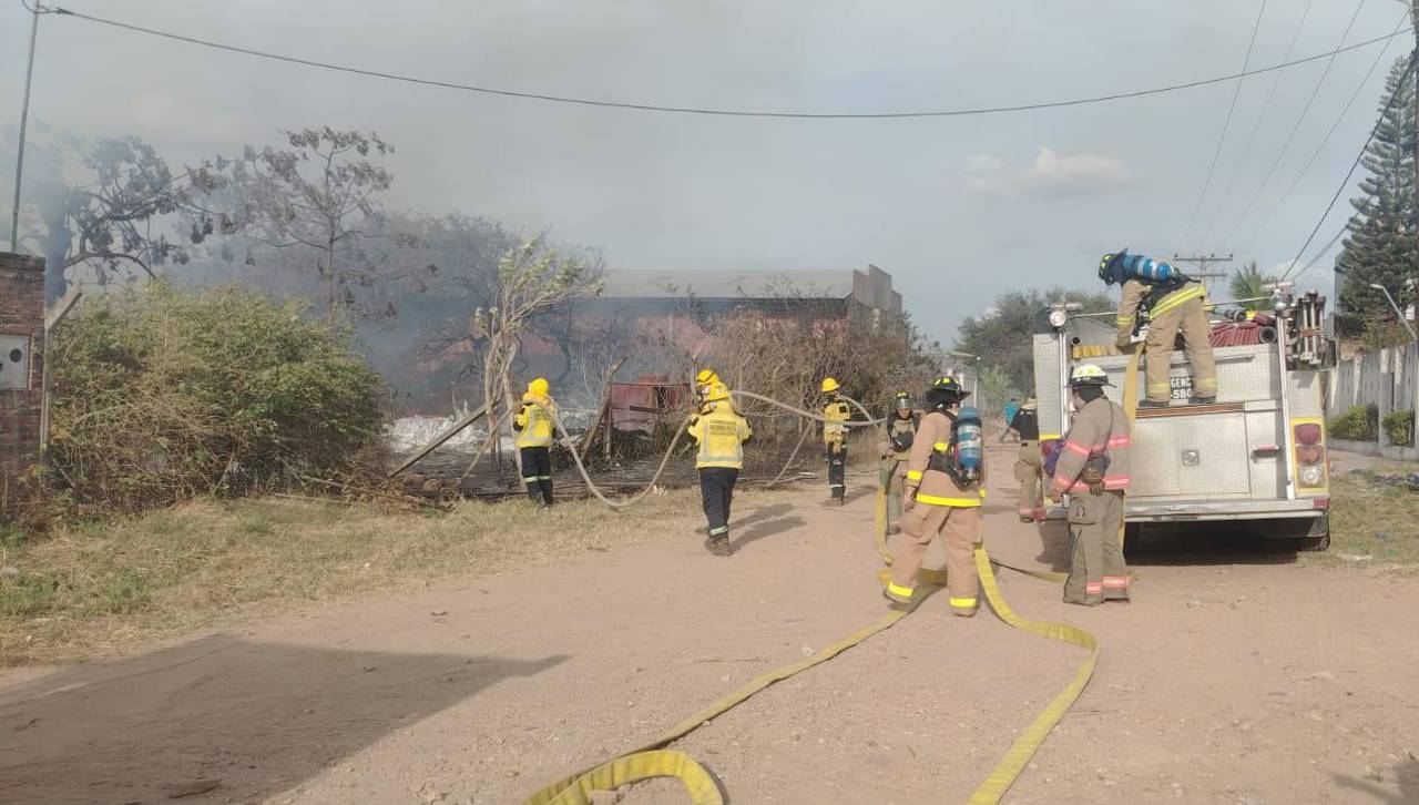 Santa Cruz: Voraz incendio afecta a un depósito de madera cerca del Cambódromo 