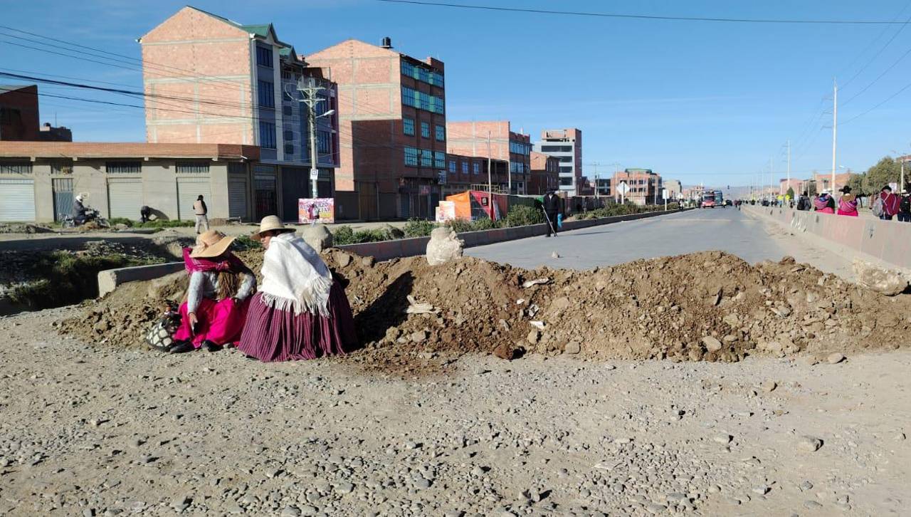 La Paz: Bloqueos afectan cinco rutas principales y suspenden salidas desde las terminales terrestres
