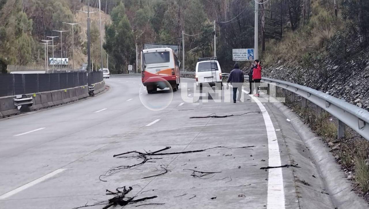 Hombre muere en plena autopista El Alto – La Paz, se presume que fue atropellado