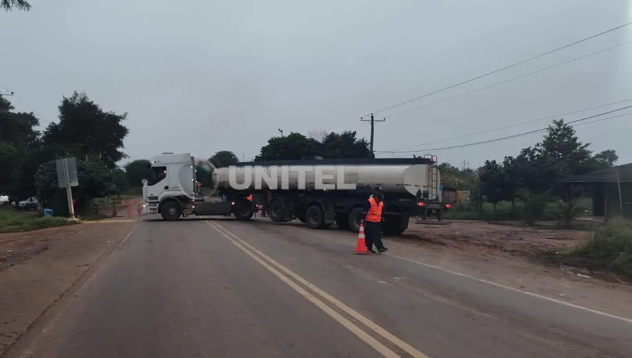 Cisternero esperó más de 15 días para cargar combustible en Paraguay y dijo que otros 700 vehículos están en un garaje