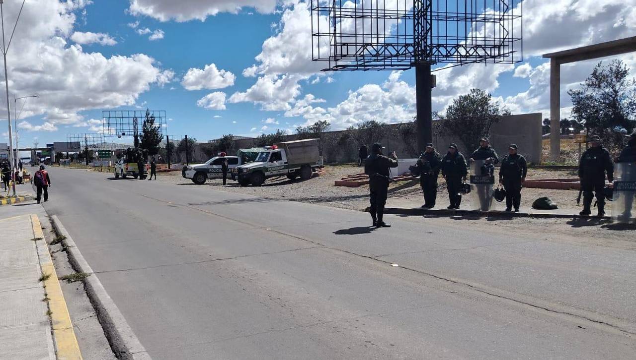 Policía desbloquea el Cruce a Viacha y despeja el ingreso al aeropuerto de El Alto