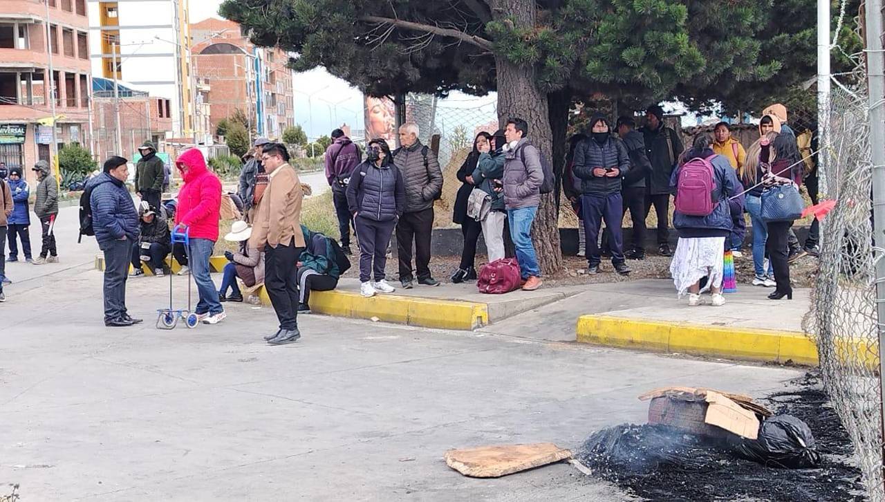 Policía despeja ingreso al aeropuerto de El Alto tras gasificación a manifestantes