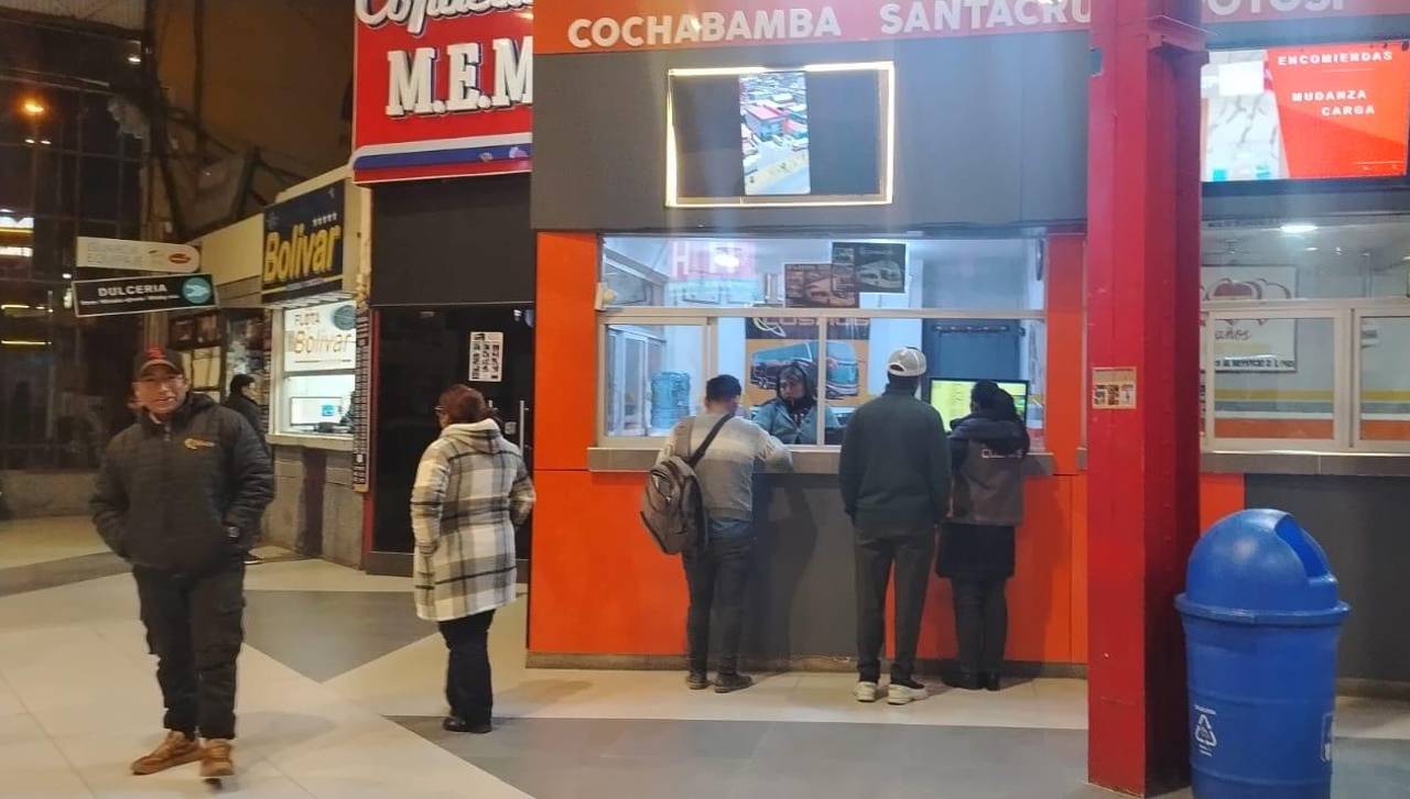 Disminuye la frecuencia de salida de buses desde las terminales de La Paz y Cochabamba por la falta de diésel
