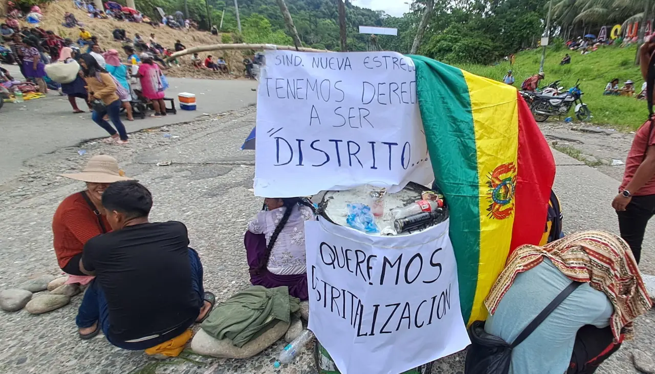 Protestas y derrumbes afectan el tránsito de vehículos y productos en las dos rutas que unen a Cochabamba con Santa Cruz 