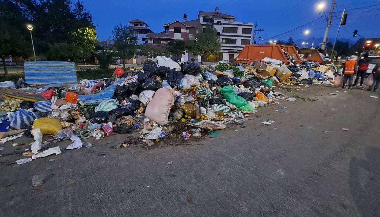 Suman 1.400 toneladas de basura acumulada en las calles de Cochabamba por bloqueo en el botadero de K’ara K’ara