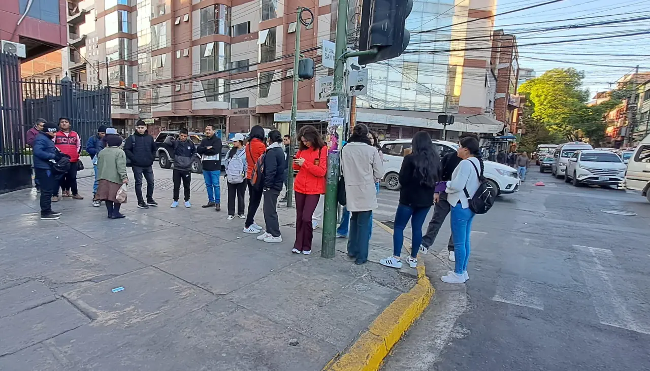 Cochabamba: Protesta ciudadana en puertas del Tribunal de Justicia por más cupos para tramitar el Rejap