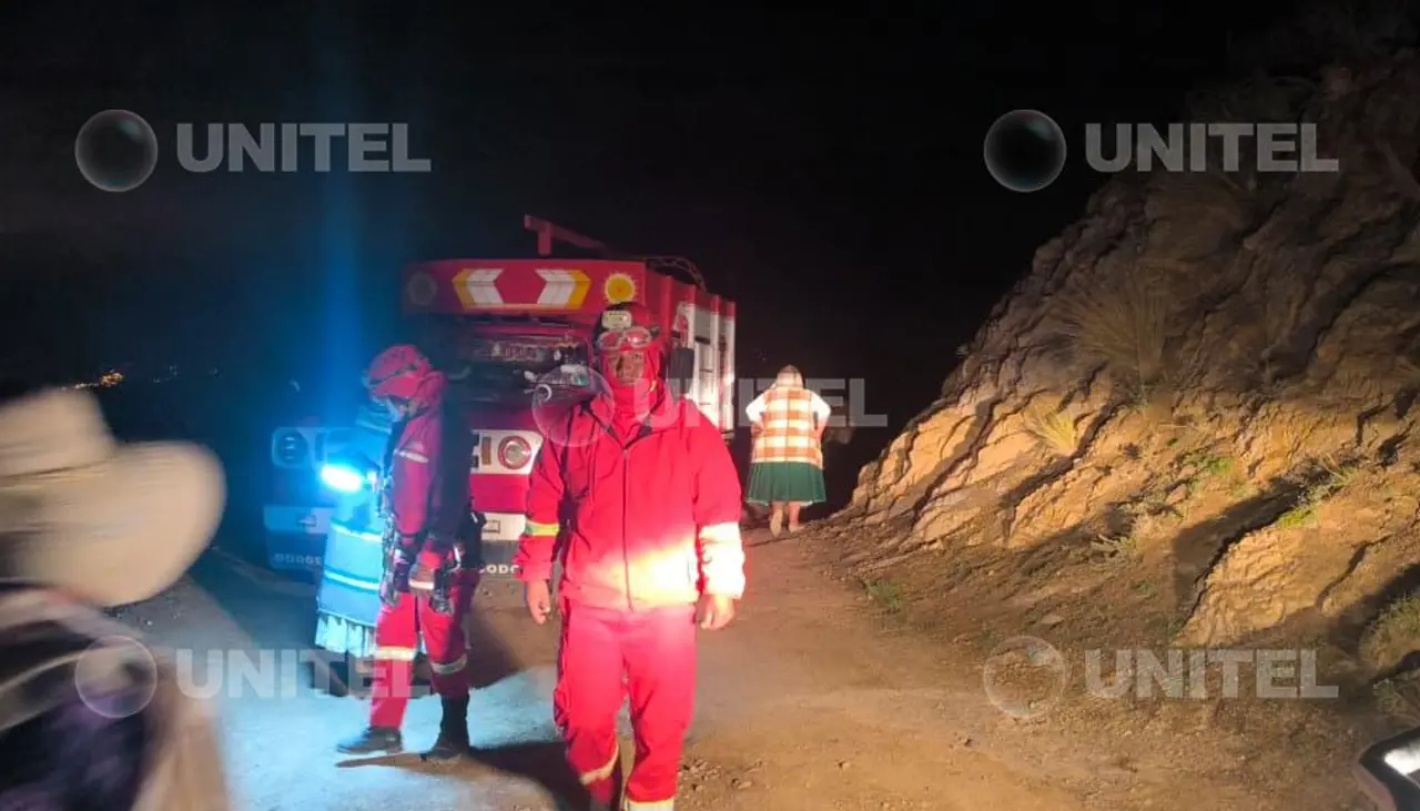 La Paz: Dos personas fallecen en un embarrancamiento de una vagoneta en Achocalla
