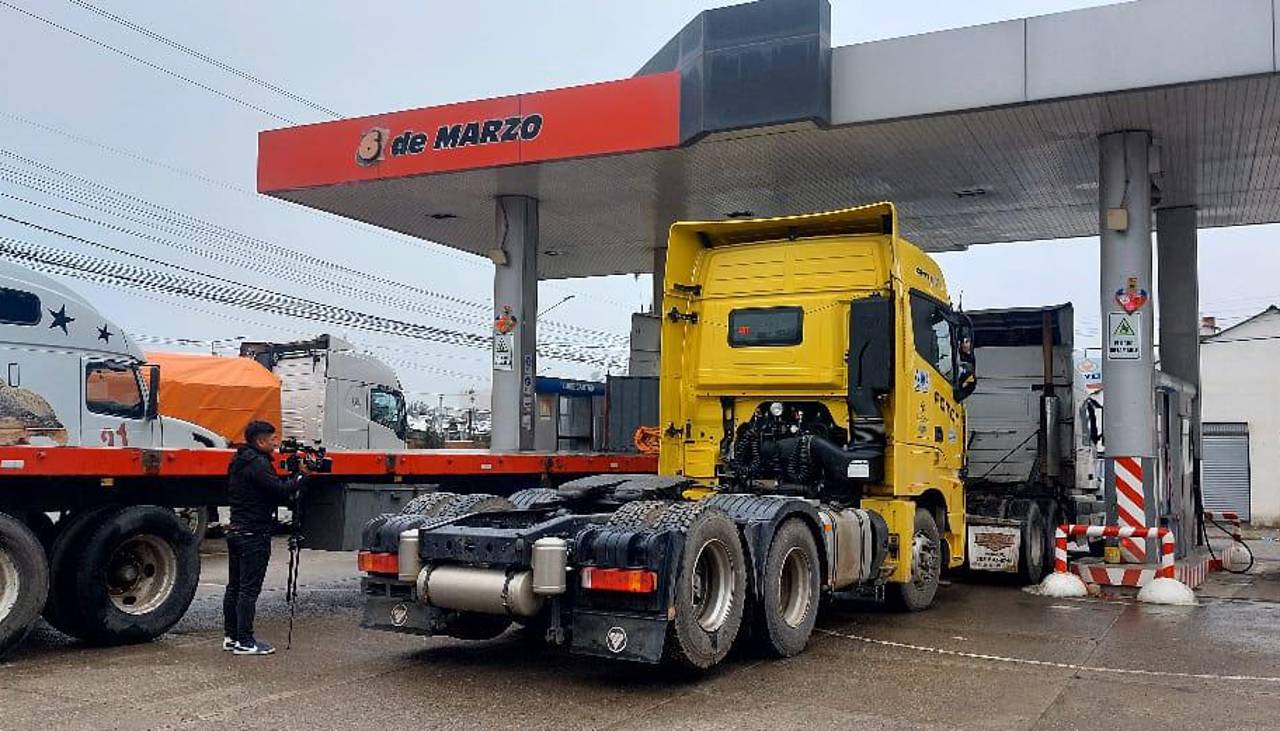 Largas filas en surtidores del eje central; los conductores buscan combustibles en el martes de Carnaval