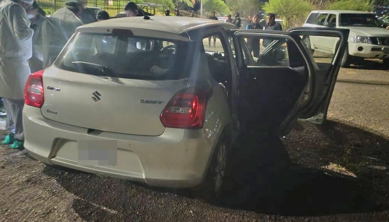 Hallan muerta a una mujer en el maletero de un auto y su pareja estaba sin vida con un arma