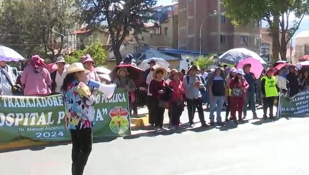Bono de vacunación: Trabajadores de salud protestaron afuera de la Gobernación de Cochabamba