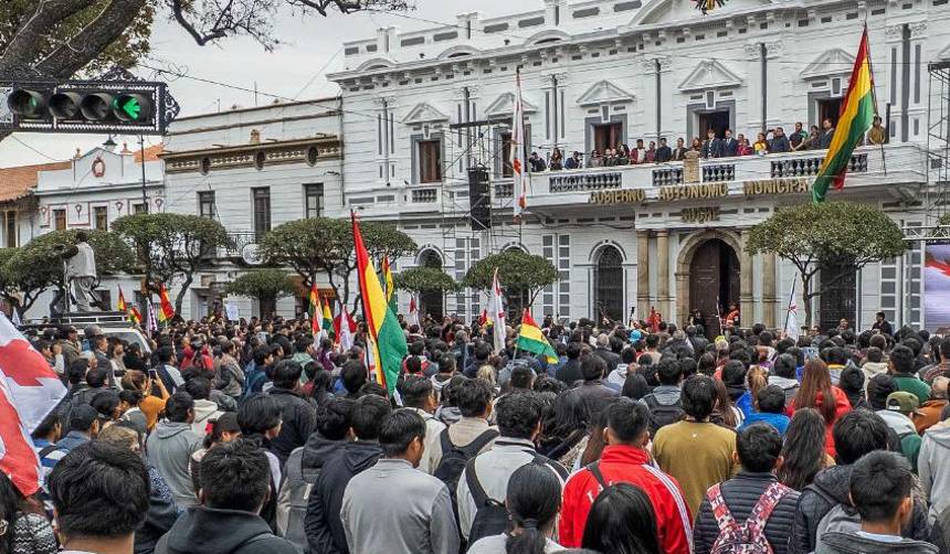 Cabildo en Sucre exige el desbloqueo de las carreteras y la aprehensión de Evo Morales