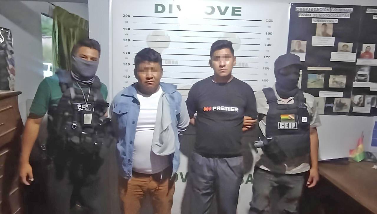 Aprehenden a un policía y a un expolicía involucrados en el robo de vehículos en Cochabamba