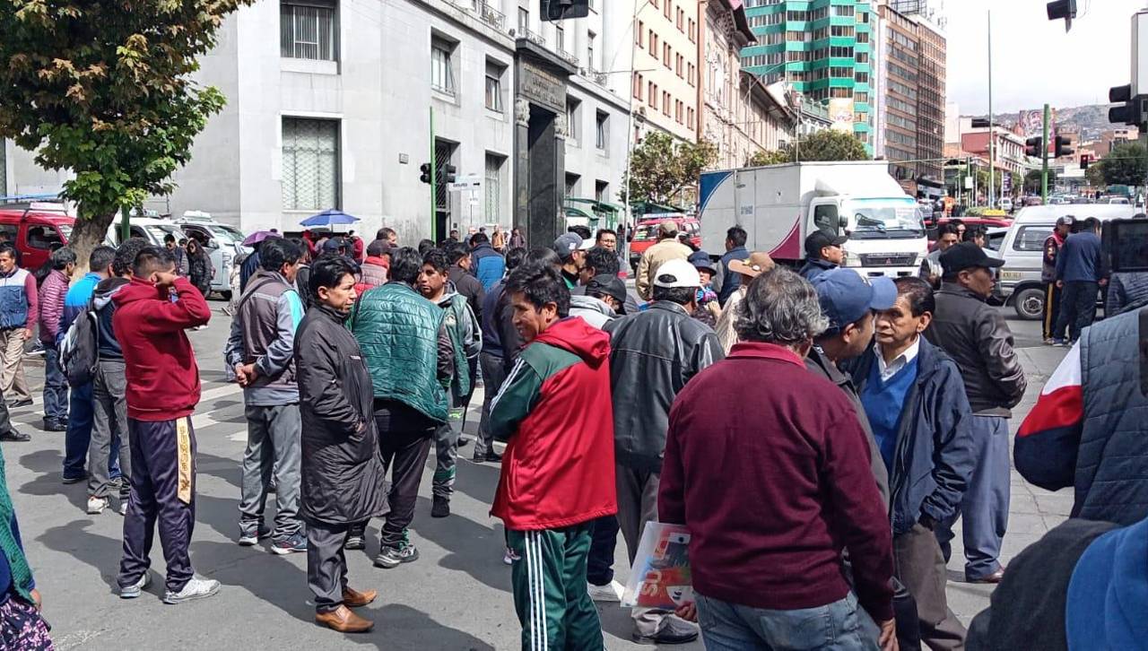 Los choferes de La Paz cortan una vía del centro de La Paz a la espera de la reunión con el Gobierno por la gasolina 