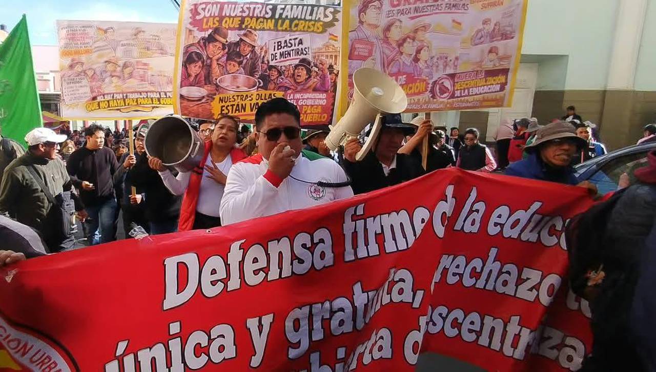 Maestros urbanos salen en marcha en La Paz en medio del Estado de excepción y ante presencia policial