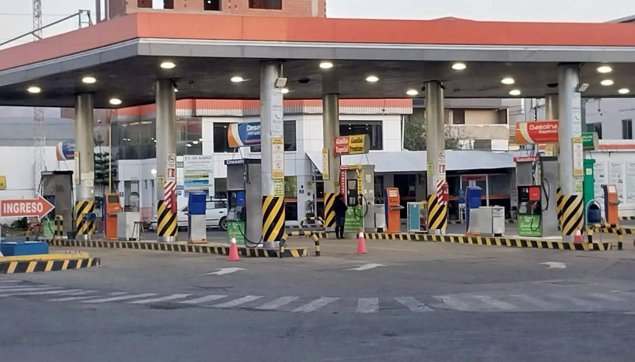 “Lo único que nos queda es esperar el cambio de gobierno”, dicen choferes ante falta de combustible