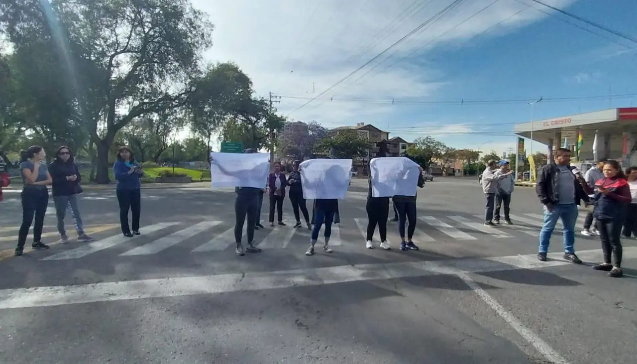 Vecinos protestan por vehículos que hacen fila por combustible afuera de sus casas