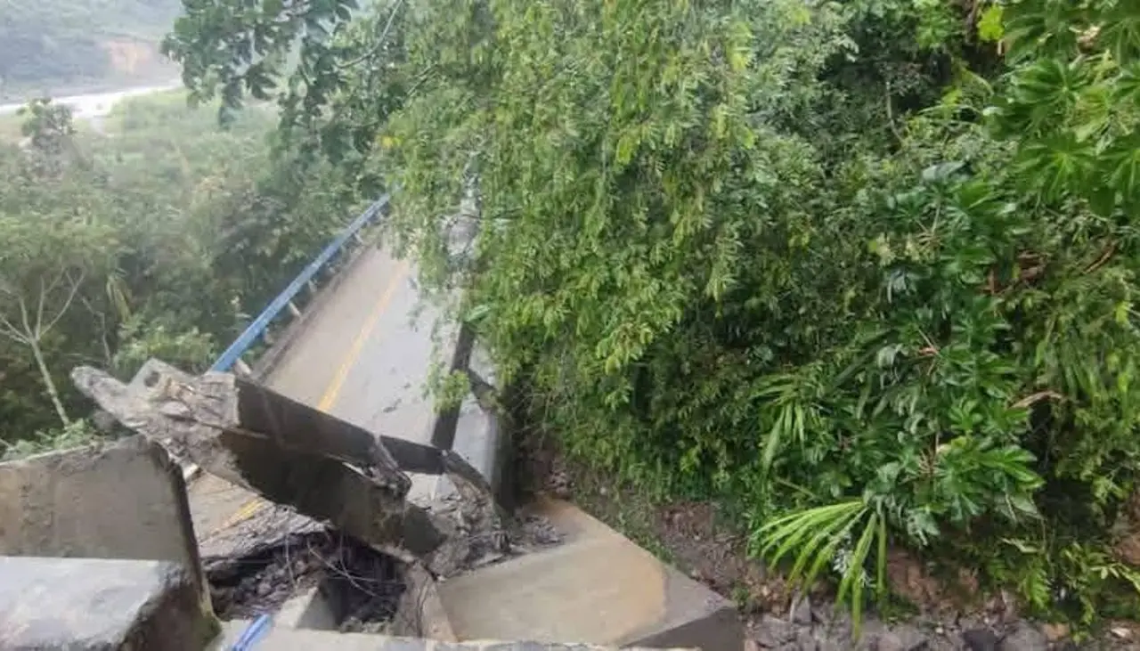 Lluvias: Se desploma un puente que une La Paz con Coroico, Caranavi y Beni