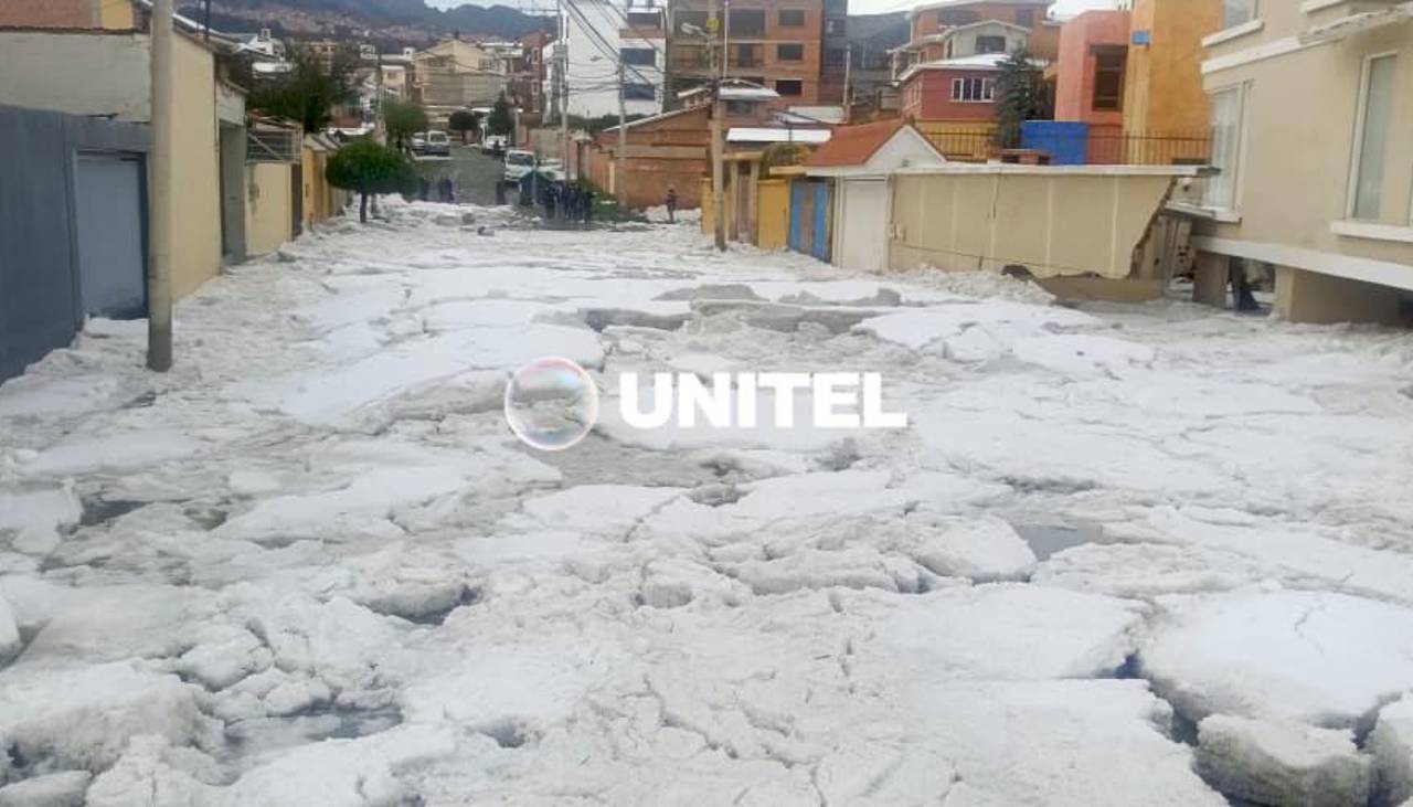 Intensa lluvia y granizo en La Paz provocan el desborde de un río y daños en viviendas de la zona sur