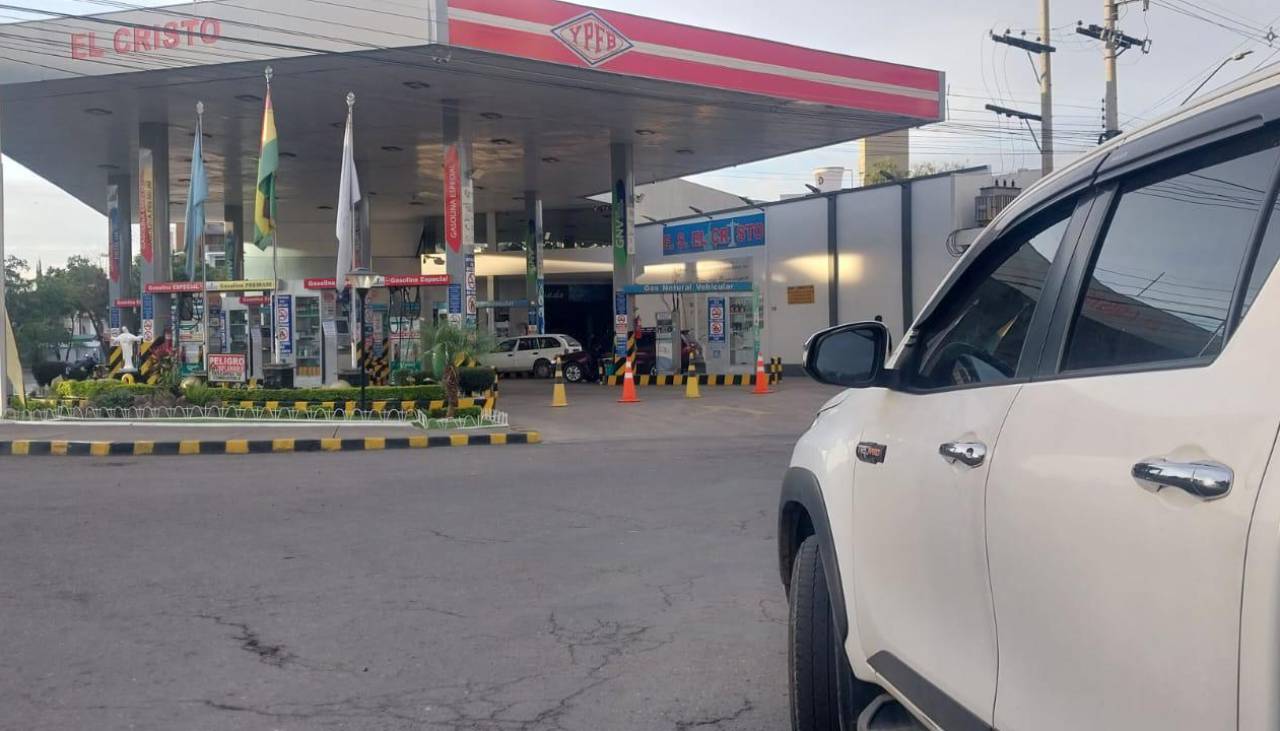 ANH afirma que se aumentó los volúmenes de combustible y esperan que las filas en Cochabamba disminuyan