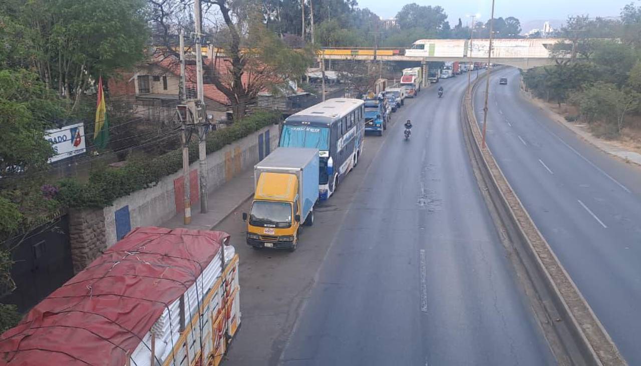 “El conductor ya no llega a su casa, vive en el camión”: Transporte pesado anuncia ampliado ante la falta de diésel