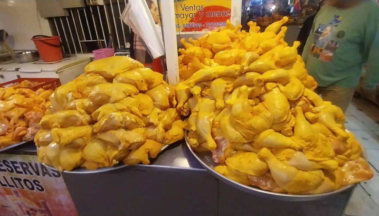 Pasaron las fiestas, pero el precio del pollo y el chancho sigue elevado en mercados de Cochabamba y La Paz