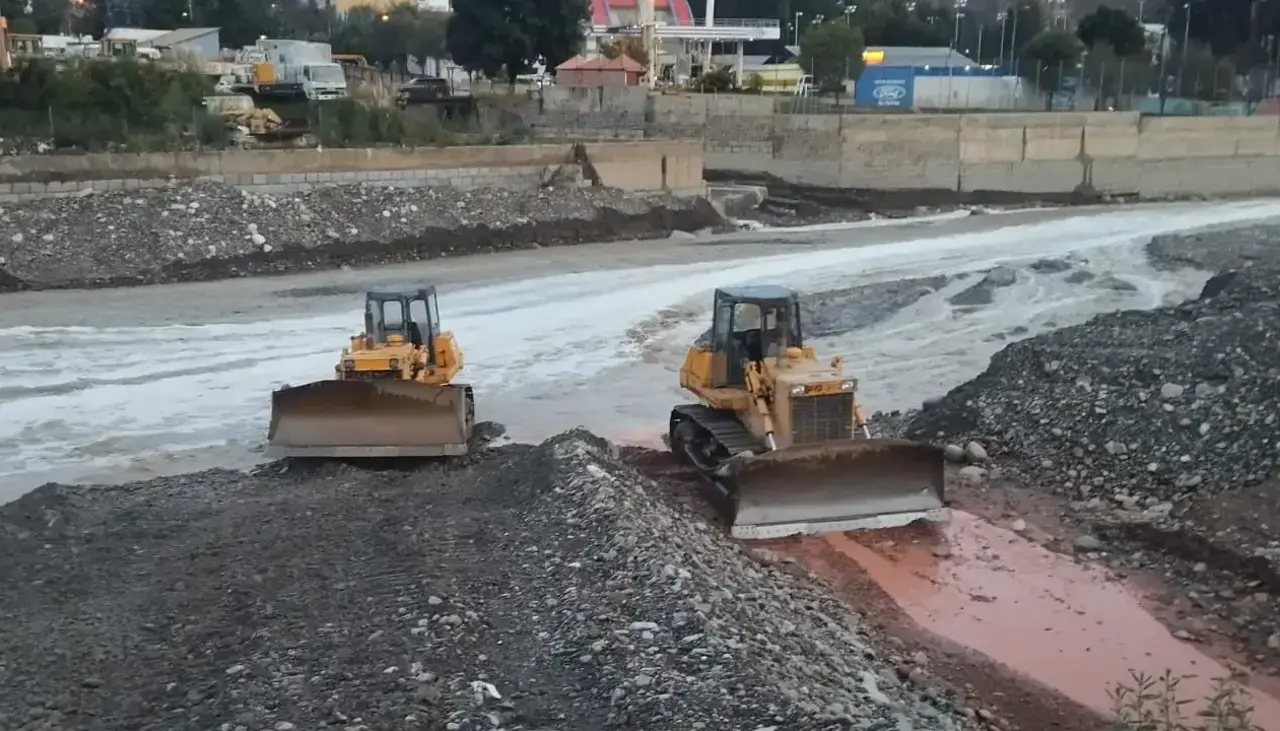 Tractores se quedan en medio del río por falta de diésel; Alcaldía de La Paz pide a YPFB más carburante 