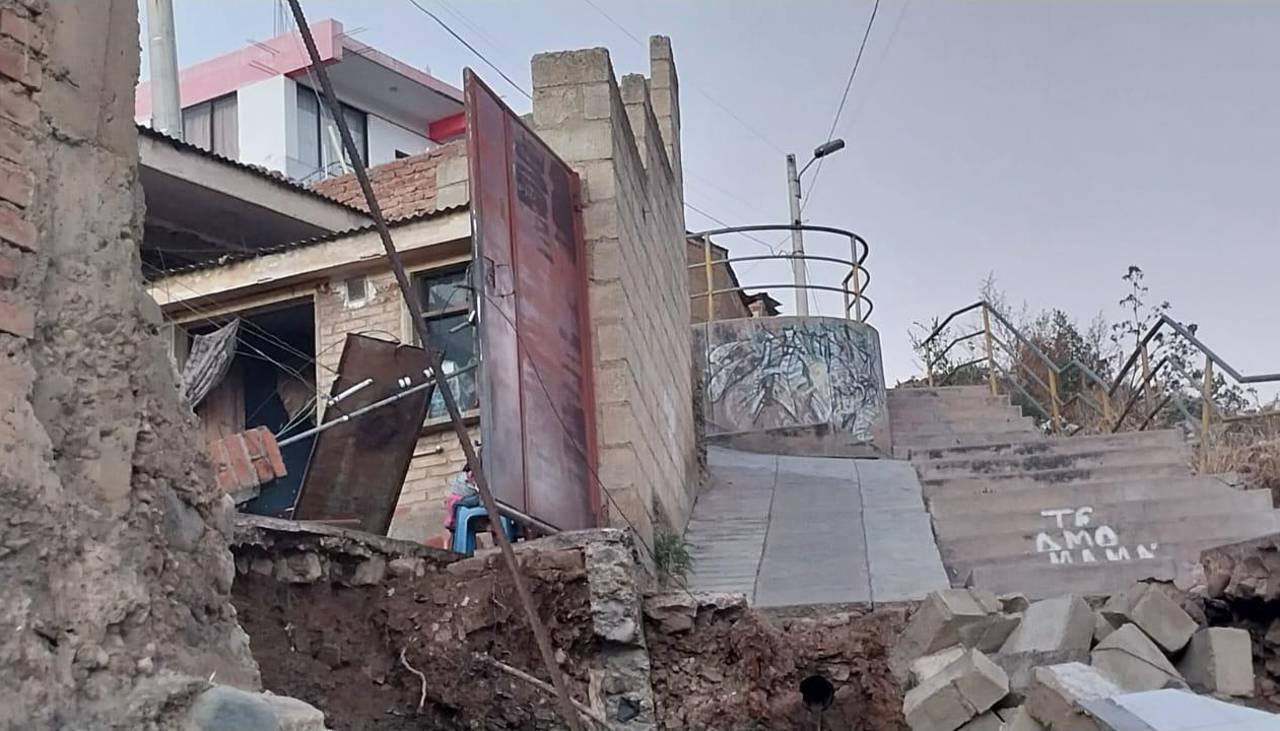 Cede parte de la plataforma en la zona de Cerro Verde y provoca el derrumbe parcial de una vivienda