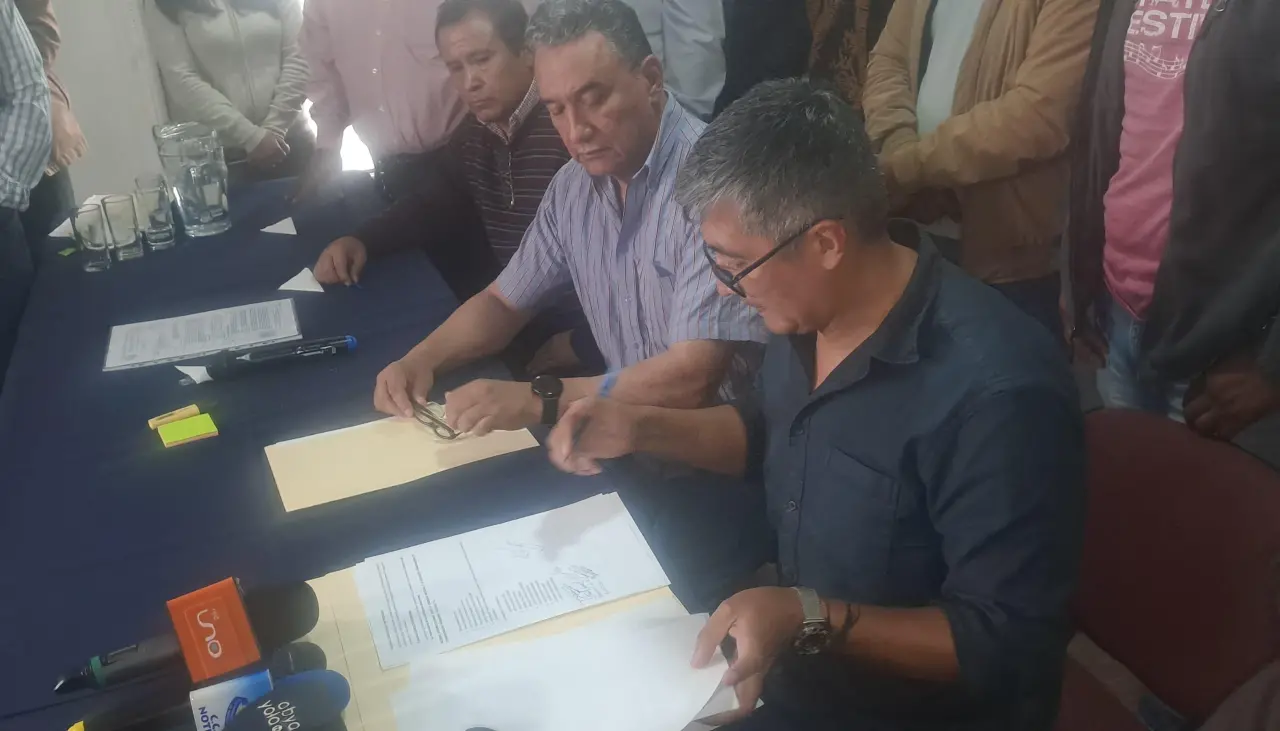 Cooperativistas del transporte pesado de Cochabamba firman acuerdo con Gobierno y suspenden bloqueos