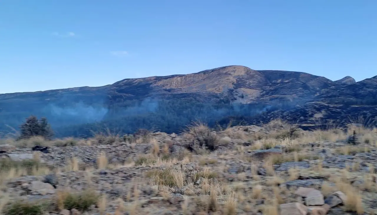 En tres días, cuatro incendios forestales azotaron a Cochabamba, el del Parque Tunari se reactivó siete veces