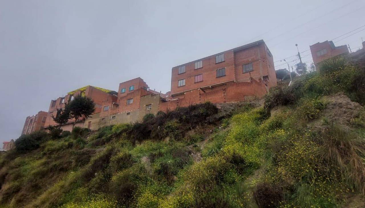 El Alto: Seis casas al borde de un barranco en riesgo de derrumbarse; las familias se resisten a desalojar