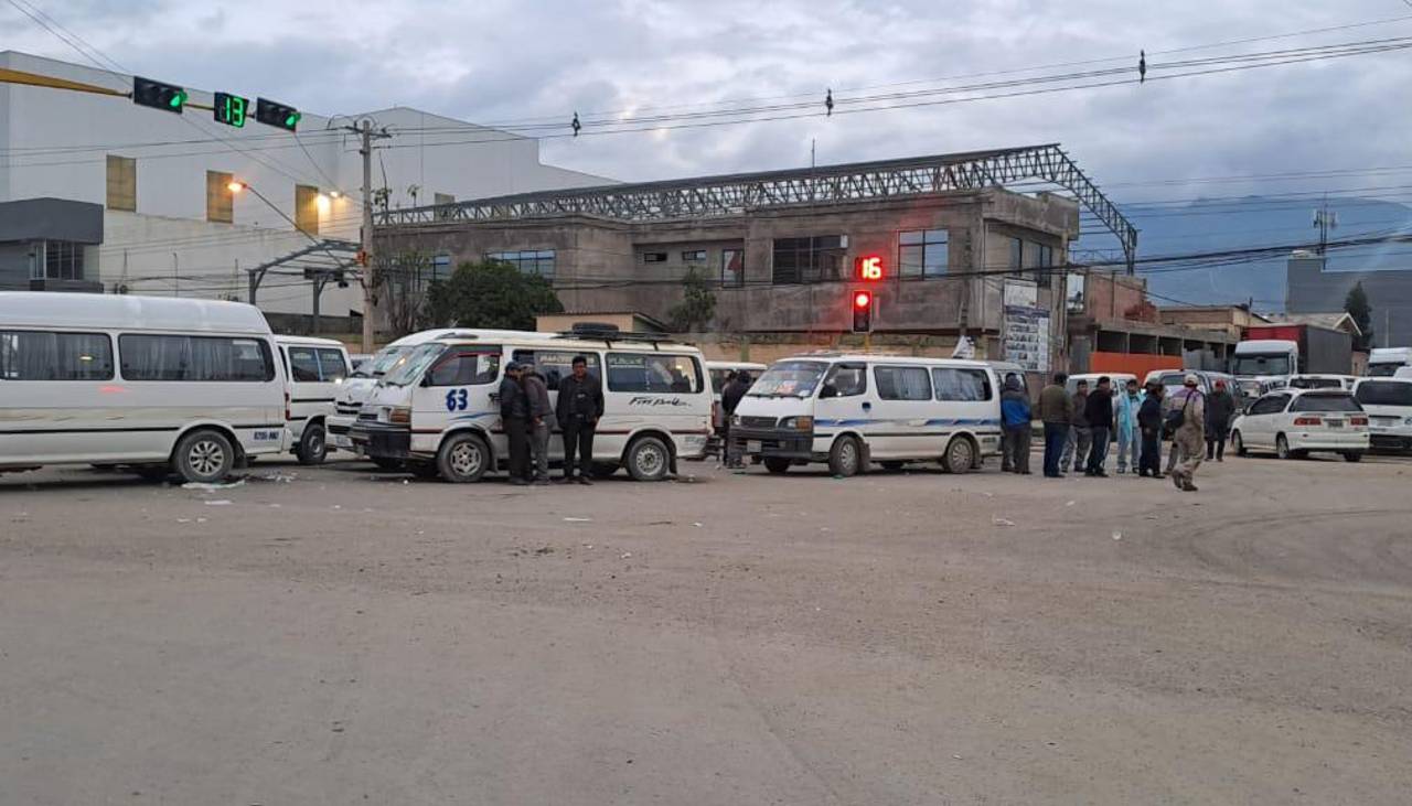 Segundo día de bloqueo en Quillacollo, transporte mantiene su medida exigiendo incremento del pasaje