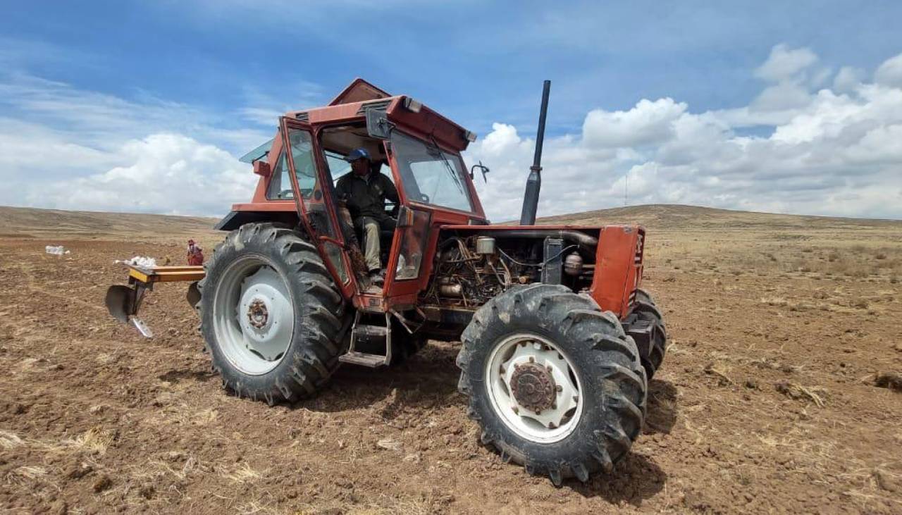 La Paz: Tractoristas piden diésel para arar la tierra y sembrar alimentos; realizaron un bloqueo en protesta