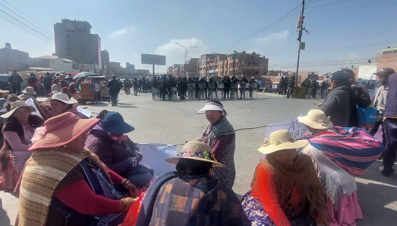 El Alto: Instalan bloqueo en ruta al estadio de Villa Ingenio a horas del partido Bolivia-Venezuela